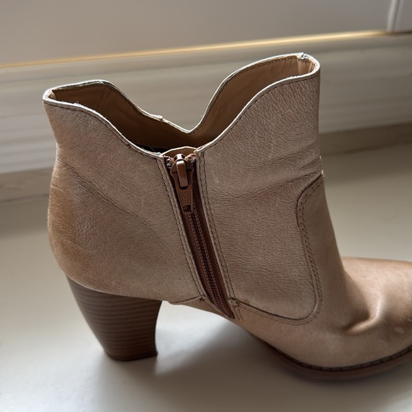 Chic Tan Leather Ankle Booties - Picture 6 of 11